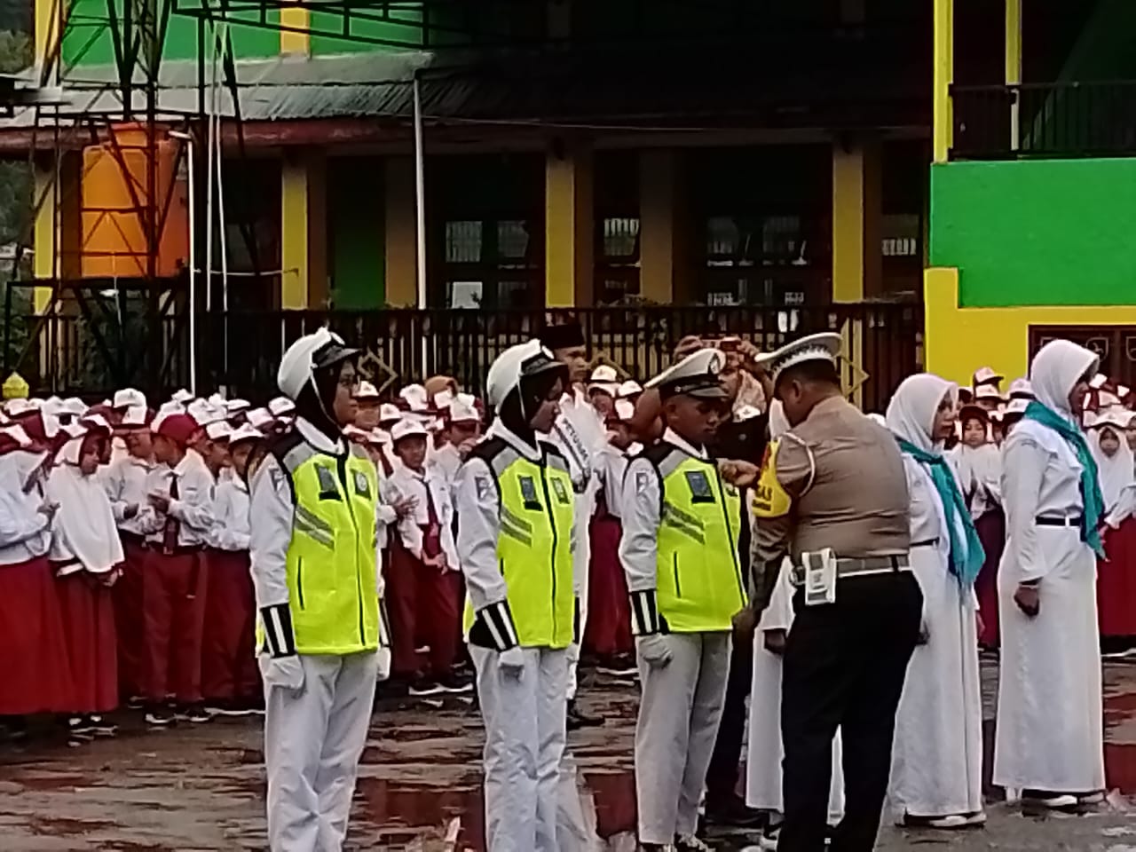 Kasat Lantas Polresta Manokwari AKP Subhan Ohoimas,S.H memasang rompi sebagai simbol pelantikan anggota PKS di SMP Yapis Manokwari, Senin (19/2/2024).(Foto : Istimewa)