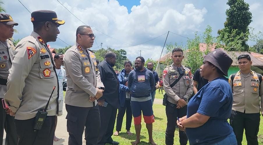 Kapolda Papua Barat Irjen Pol Johnny Eddizon Isir,S.I.K.,M.T.C.P bersama para PJU memantau pelaksanaan pleno rekapitulasi tingkat Distrik di wilayah hukum Papua Barat dan Papua Barat Daya, Senin (19/2/2024).(Foto : Istimewa)