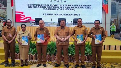 Foto bersama seusai penyerahan DPA - SKPD 2024 secara simbolis kepada perwakilan pimpinan OPD di Ballroom Pollaris Hotel Vega Kota Sorong, PBD, Selasa (20/2/2024) / Foto: KENN