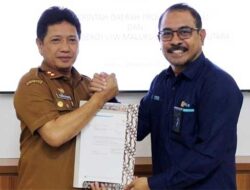 Sekda Maluku-GM PLN UIW MMU Serah Terima Dokumen Hibah Aset Daerah