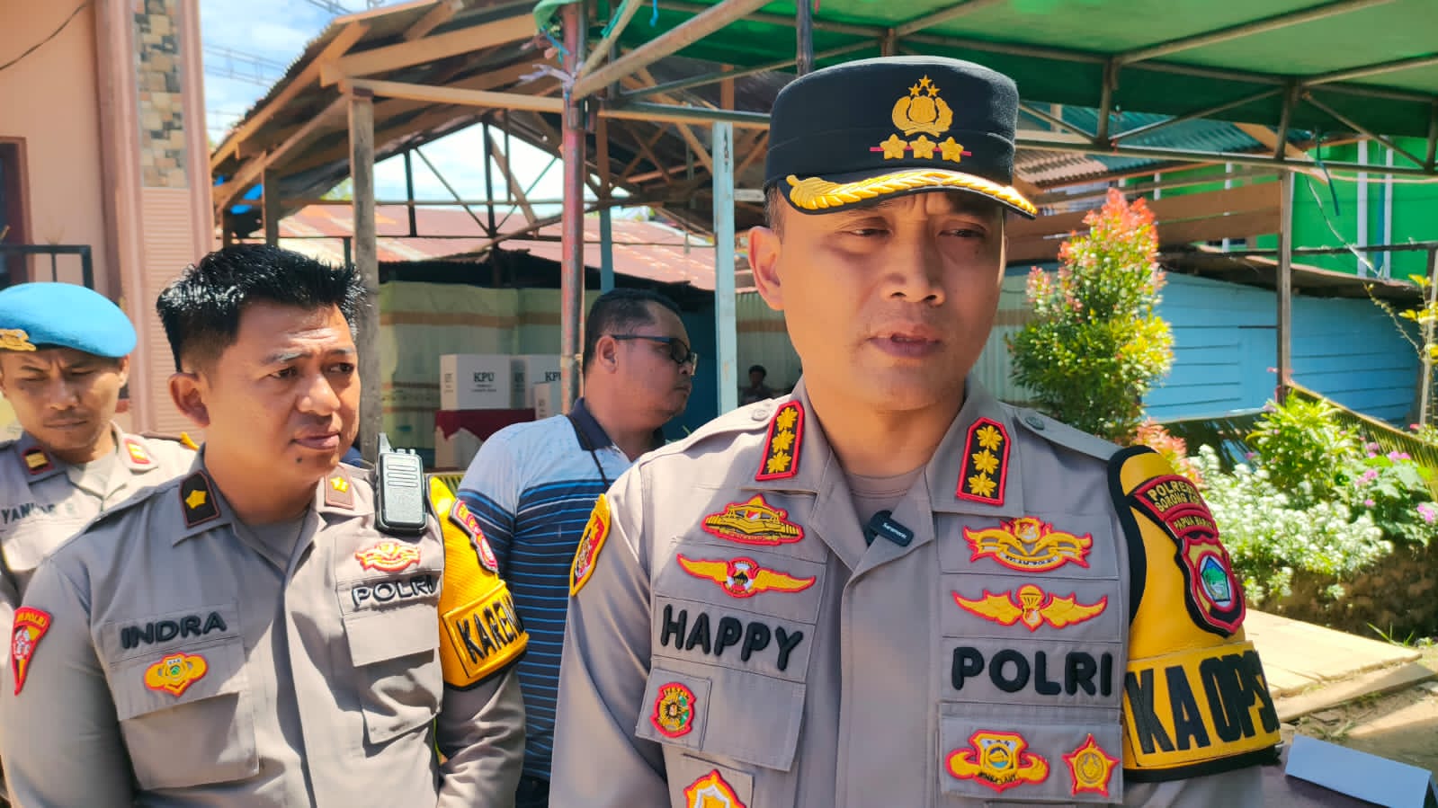 Kapolresta Sorong Kota Kombes Pol Happy Perdana Yudianto,S..I.K.,M.H saat memberikan keterangan pers di TPS 20 Kelurahan, Distrik Malaimsimsa, Sabtu (24/2/2024).(Foto : KENN)
