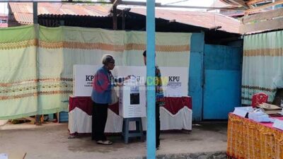 Salah satu warga sementara melakukan pencoblosan pada kotak suara di TPS 20 Kelurahan Malaingkedi, Distrik Malaimsimsa, Kota Sorong, PBD yang telah dimulai sejak pukul 07.00 WIT, Sabtu (24/2/2024) / Foto : KENN