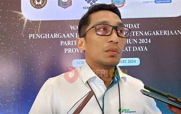 Kepala BPJS TK Papua Barat Nasrullah Umar saat memberikan keterangan pers / Foto : Suzan