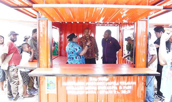 Beri Bantuan Alat Pertanian-Tempat Berdagang, Begini Harapan Ribka Haluk 2 Pj Gub PT Bantuan Tempat Nerdagang