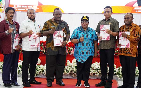 Serahkan DPA 2024 Sebesar 4,8 T, Gubernur Ribka Haluk Ingatkan SKPD Soal Ini 3 Pj Gub PT Serahkan DPA 2024 2