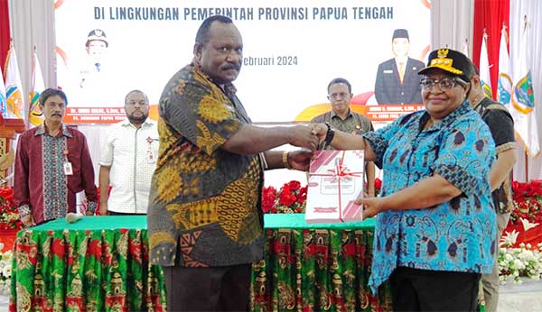 Serahkan DPA 2024 Sebesar 4,8 T, Gubernur Ribka Haluk Ingatkan SKPD Soal Ini 2 Pj Gub PT Serahkan DPA 2024 3
