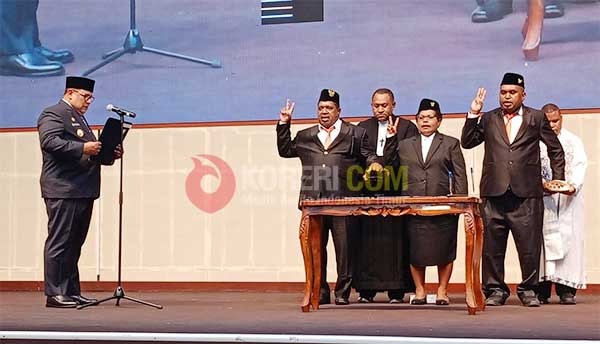 Pj Gubernur Muhammad Musa'ad memimpin langsung prosesi pelantikan unsur pimpinan MRPBD bertempat di gedung Lambert Jitmau Kota Sorong, Jumat (1/3/2024) / Foto : Suzan