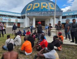 Sekelompok Masyarakat dari Distrik Asotipo Aniayai Komisioner KPU Jayawijaya