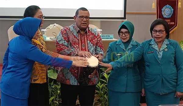 Pj Gubernur Mohammad Musa'ad membuka Rakorda TP PKK Provinsi PBD yang ditandai dengan penabuhan tifa bertempat di Swiss-Belhotel Sorong, Sabtu (9/3/2024) / Foto : Suzan