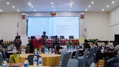 Pencocokan CI plano dengan D hasil Kota Sorong dalam rekapitulasi hasil perhitungan perolehan suara tingkat Provinsi Papua Barat Daya, Sabtu (16/3/2024).(Foto : KENN)