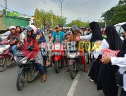 Tim Pendukung Paslon AMIN Berbagi Takjil di Kota Sorong