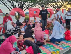 Buka Puasa Bersama, Jurnalis PBD Bagi Takjil di Taman Sorong City