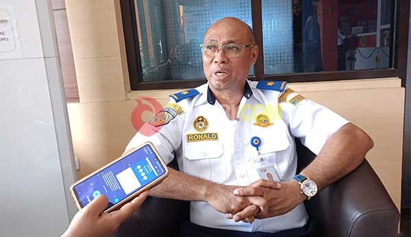 Plt. KSOP Kelas I Sorong Ronald saat memberikan keterangan pers kepada awak media, Senin (25/3/2024) / Foto Suzan