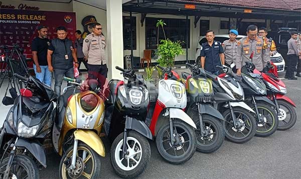Sejumlah kendaraan roda dua yang berhasil diamankan Polisi dari tangan Tersangka MP (24) / Foto : Suzan