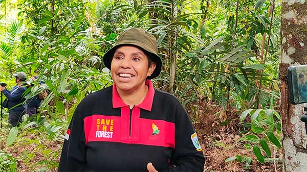 Ketua KPHL Kota Sorong Ina Roselina Sirikit