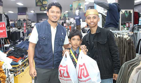 PLN UP3 Sorong Kembali Berbagi, Beri 21 Yatim Dhuafa Belanja Bahagia Bersama 4 PLN UP3 Sorong Belanja Bahagia Bersama4