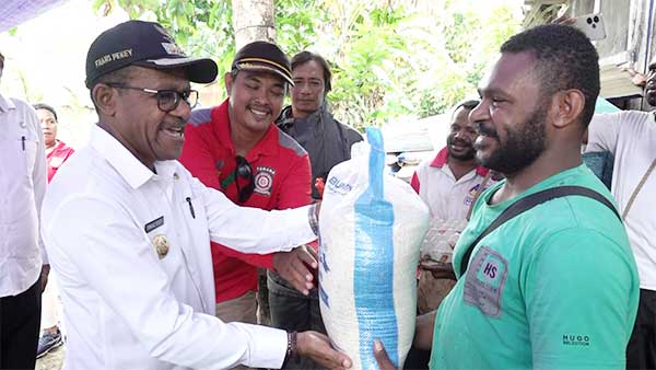 Pj Walkot JPR Bantu Korban Kebakaran
