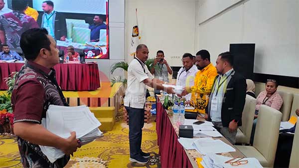 Verifikasi Keberatan PAN-Hanura: Bawaslu PBD Minta Waktu, Pleno Skors 1 Pleno KPU PBD skors atas keberatan 2 Parpol