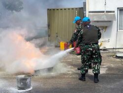 Tingkatkan Kemampuan, Prajurit Garuda Latihan Penanggulangan Kebakaran