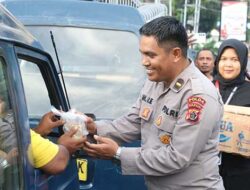 Berbagi Takjil Duta Humas Polda Papua-Insan Pers Jayapura, Momen Bagi-bagi Berkah ke Sesama