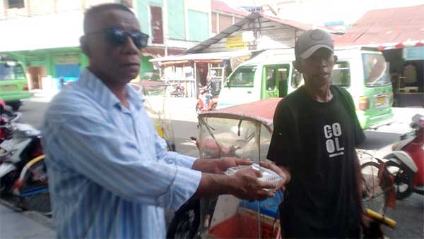 Ferly Tahapary Berbagi Kasih di Pantai Losari