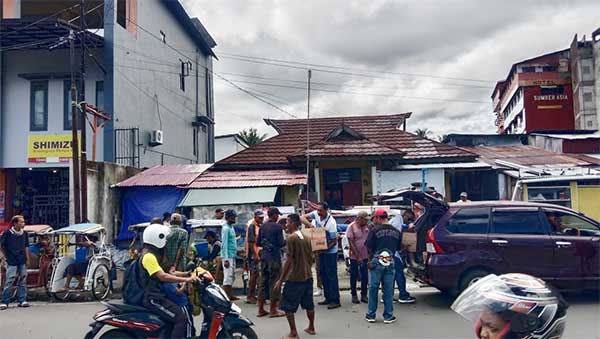 Ferly Tahapary Berbagi Kasih di Pantai Losari2