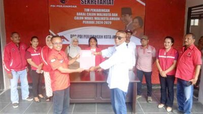 Kembalikan Formulir Pendaftaran, Ferly Tahapary Diapresiasi DPC PDIP Kota Ambon