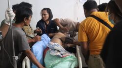 Yosep Pulung (55) ASN Pemkab Yahukimo korban penikaman saat dirawat di RSUD Dekai, Kabupaten Yahukimo, Papua Pegunungan, Jumat (05/04/2024) / Foto: Humas Polda Papua