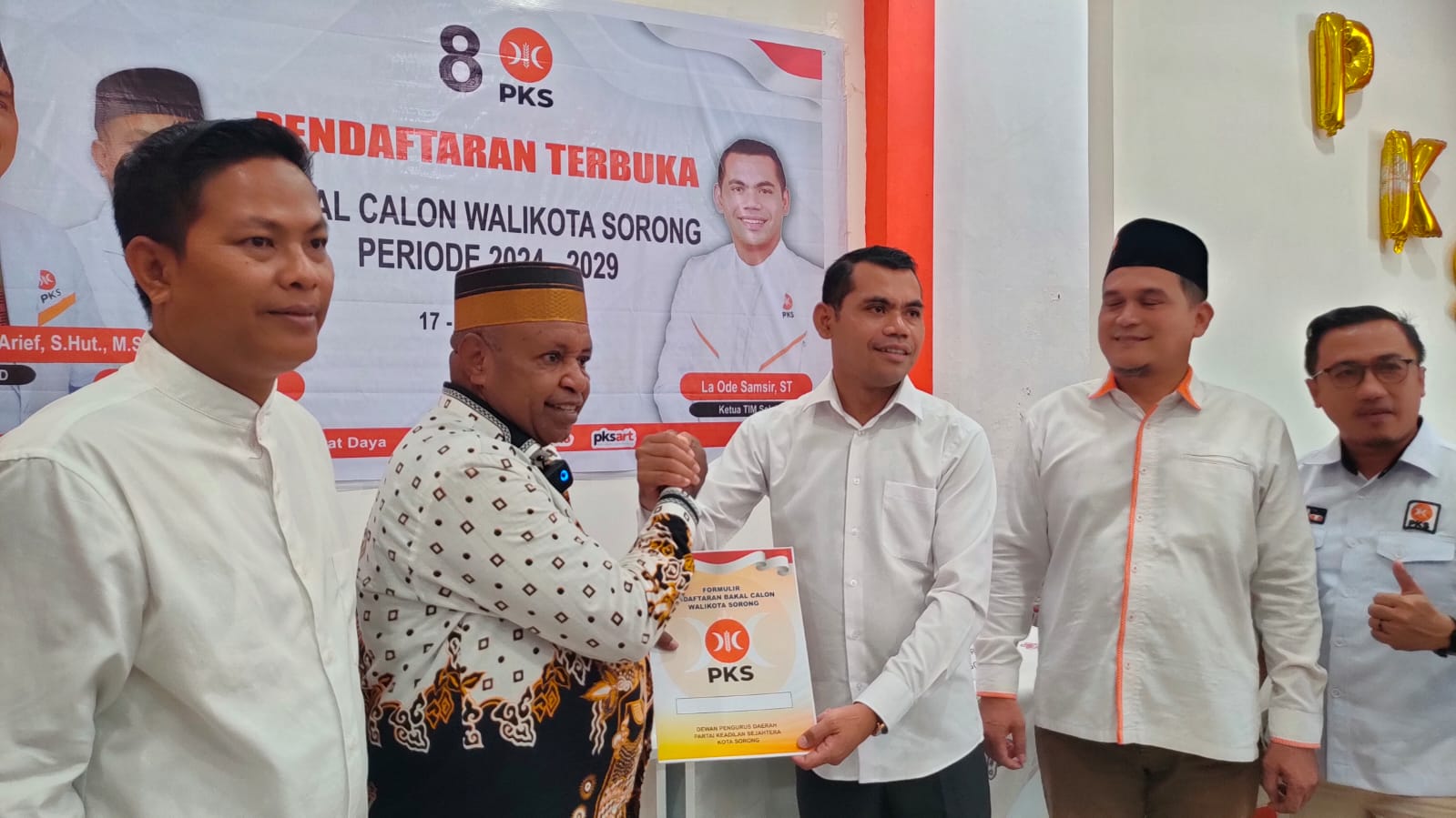 Abner R. Jitmau Daftar Bakal Calon Wali Kota Sorong di DPD PKS Kota Sorong, Kamis (18/4/2024).(Foto : KENN)
