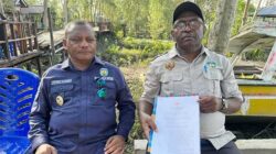 Respon Aksi Demo Pencaker, Bupati Bintuni: Jangan Bicara Banyak, Sudah Diurus Semua ! 5 Bupati Petrus Kasihiw (kiri) merespon tegas pencaker dan CPNS yang menggelar aksi demo yang berlangsung di depan kantor BKPP Kabupaten Teluk Bintuni, Jumat (26/4/2024) / Foto : ist