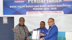 Balon Bupati Sorong Dr Johnny Kamuru,S.H.,M.Si resmi mendaftar di DPC Demokrat Kabupaten Sorong, Provinsi Papua Barat Daya, Jumat (26/4/2024).(Foto : ist)