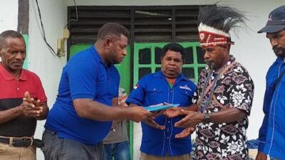 Dikawal Massa Pendukung, Mesak Yekwam Daftar Balon Bupati Tambrauw di Demokrat