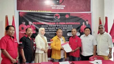 Giliran Abisai Rollo Ambil Formulir Pendaftaran di PDIP