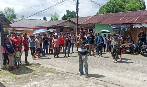 Demo Masyrakat Adat Tawiri Tolak Pelantikan Raja