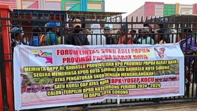 Forum Lintas Suku Asli Papua PBD Gelar Demo di KPU Kota Sorong, Bawa 8 Poin Tuntutan
