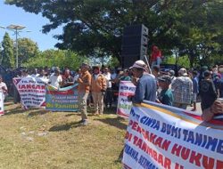 Ratusan Orang Gelar Aksi Demo di Kejari Tanimbar, Tanggapi Sejumlah Pihak Soal Ini
