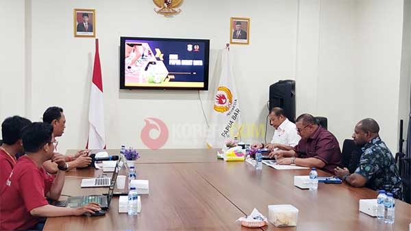 Ketua Umum KONI PBD Dr. Drs.Muhammad Musa'ad, M.Si saat rapat terbatas bersama pengurus harian di ruang rapat KONI setempat, Jl. Missol Kampung Baru, Kota Sorong, Rabu (1/5/2024) / Foto : KENN