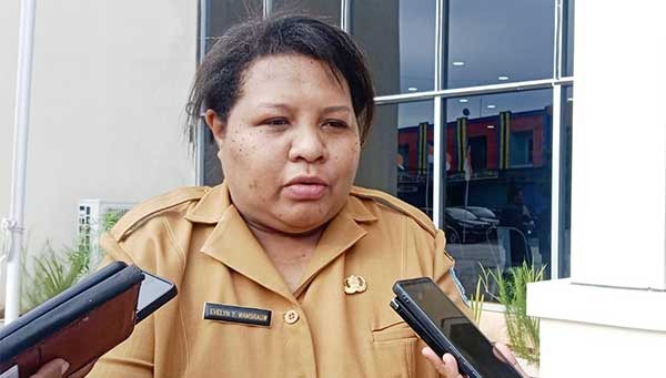 Kepala Dinas Koperasi UKM Biak Numfor, Evelyn Wambrauw saat memberikan keterangan pers / Foto : Ist