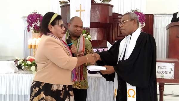GKI Elim Malanu Terima Bantuan Keagamaan 100 Juta, Pj Wali Kota Pribadi 50 Juta 1 Pj Wali Kota Sorong Septinus Lobat bersama sang istri Jemima Elisabeth Lobat menyerahkan bantuan kepada Ketua PHMJ GKI Malanu, Kota Sorong, PBD, Kamis (9/5/2024) / Foto : Ist
