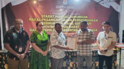 Ketua KPU PBD Andarias Daniel Kambu menyerahkan berita acara tahapan penyerahan dokumen syarat dukungan minimal Bapaslon Gubernur dan Wakil Gubernur kepada Ketua Bawaslu PBD di kantor KPU PBD, Minggu (12/5/2024) malam (Foto : KENN)