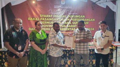 Ketua KPU PBD Andarias Daniel Kambu menyerahkan berita acara tahapan penyerahan dokumen syarat dukungan minimal Bapaslon Gubernur dan Wakil Gubernur kepada Ketua Bawaslu PBD di kantor KPU PBD, Minggu (12/5/2024) malam (Foto : KENN)
