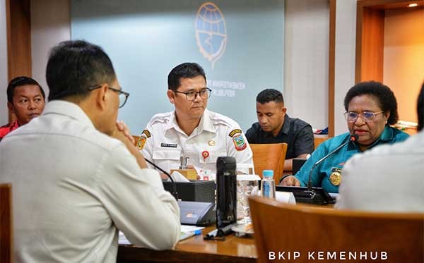 Penjabat Gubernur Papua Tengah, DR Ribka Haluk, S.Sos., MM saat berdialog dengan Menteri Perhubungan RI, DR. (H. C) Ir. Budi Karya Sumadi, Jakarta, Rabu (15/5/2024) / Foto : BKIP Kemehub