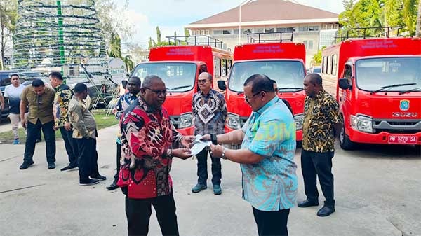 Pj Gubernur Dr. Muhammad Musa'as, M.Si saat menyerahkan kunci dan STNK kepada Bupati Sorong Selatan di halaman kantor Gubernur PBD, Jumat (17/5/2024) / Foto : KENN