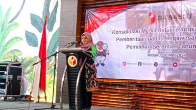 Anggota Bawaslu RI Bidang Rivisi Pencegahan Partisipasi Masyarakat dan Humas Lolly Suhenty, S.Sos.I., M.H saat memberikan sambutan / Foto : Ist
