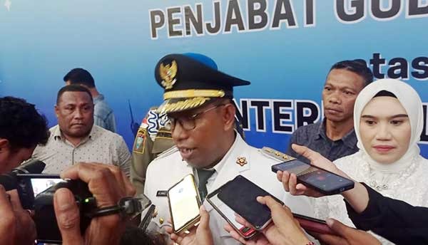 Pj Bupati SBB Dr. Achmad Jais Ely saat memberikan keterangan pers seusai pelantikan / Foto : Ist