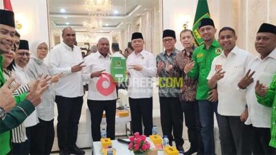Ketua Umum DPP PPP Muhammad Mardiono menyerahkan surat rekomendasi Calon Gubernur Papua Barat kepada Drs. Dominggus Mandacan, M.Si di Kantor DPP PPP Jl. Diponegoro Menteng, Jakarta Pusat, Kamis (30/5/2024) / Foto : KENN