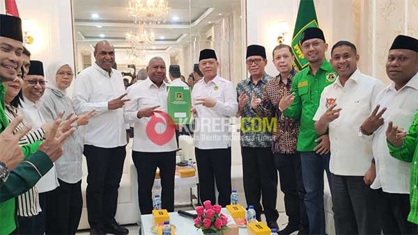 Ketua Umum DPP PPP Muhammad Mardiono menyerahkan surat rekomendasi Calon Gubernur Papua Barat kepada Drs. Dominggus Mandacan, M.Si di Kantor DPP PPP Jl. Diponegoro Menteng, Jakarta Pusat, Kamis (30/5/2024) / Foto : KENN