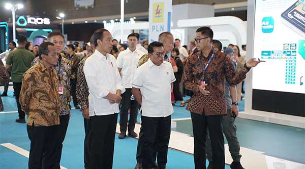 PLN Presiden Kunjungi Booth PLN PEVS 2024 2