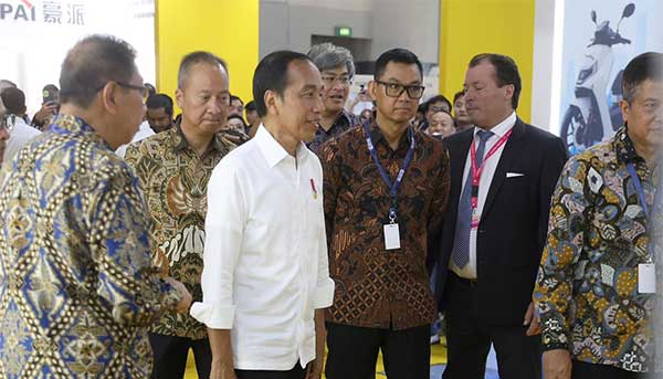 PLN Presiden Kunjungi Booth PLN PEVS 2024 3