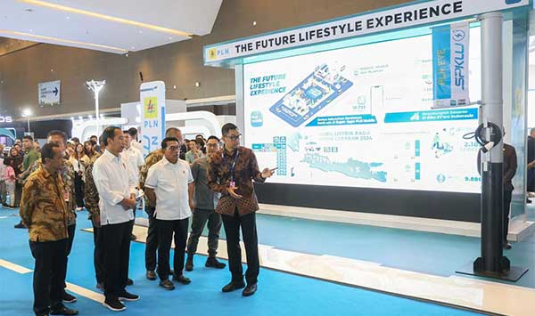PLN Presiden Kunjungi Booth PLN PEVS 2024
